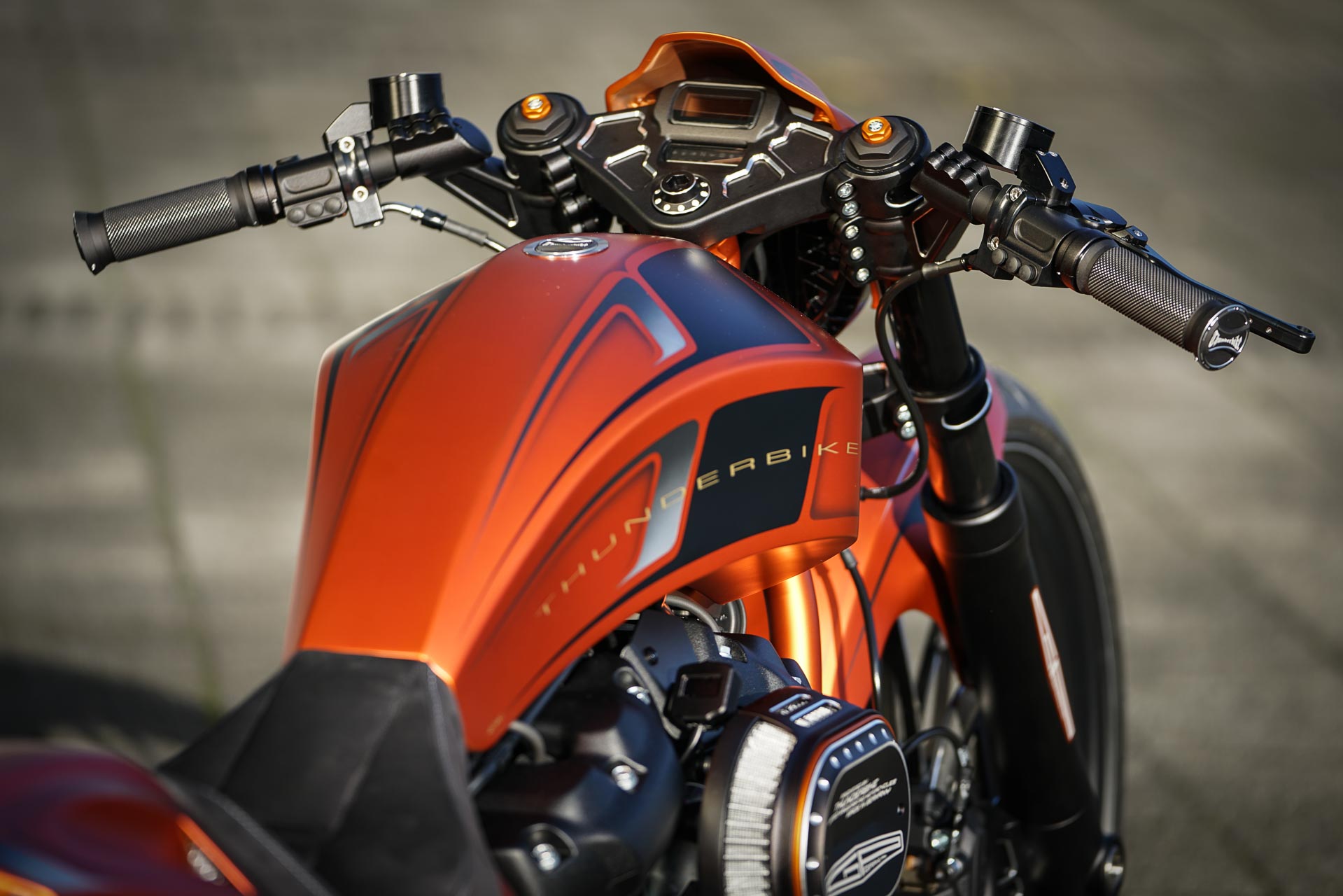 https://www.thunderbike.de/wp-content/uploads/2018/06/Thunderbike-Harley-Davidson-Softail-GP-Style-Shooting-Custombike-Foto-Ben-Ott-18.jpg