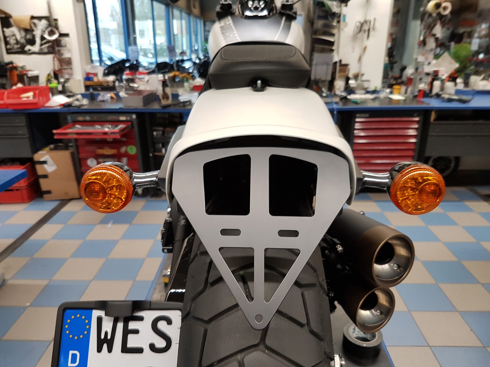 Custom Kennzeichenhalter & Platten für Motorräder • Thunderbike